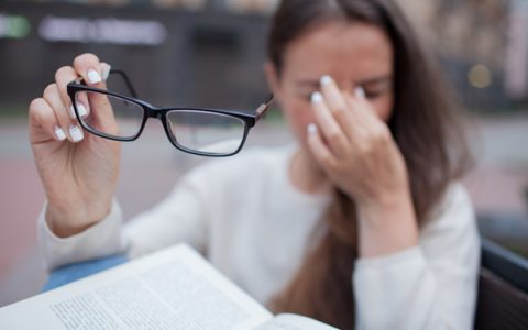 眼睛闪光要怎么治疗，不同病因对应不同方案